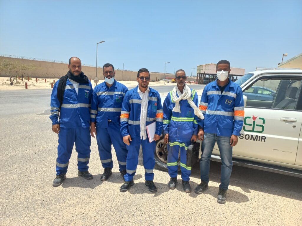 Agents de la SOMIR en tenue de terrain lors d'une opération d'inspection